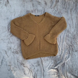 Stickad brun tjock tröja  - Second hand tröja som inte riktigt passade mig, är lite större än vad man tror💗💗 frakt ingår inte 