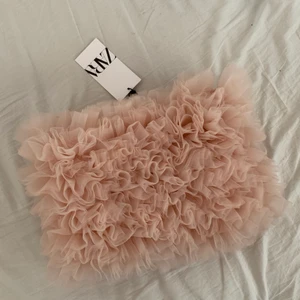 Topp från zara - Rosa topp från Zara. Aldrig använd, endast provat den. Storlek S. Nypris 399kr. Mitt pris 200kr, köparen står för frakten☺️