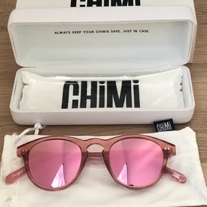 Solglasögon #002 Mirror Guava  - Solglasögon från CHIMI eyewear (färg: guava, mirror) Aldrig använda. Glasögonfodral, öppnad putsduk, original kartong ingår.