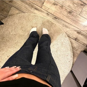 Bootcut jeans  - Mörkblå bootcut jeans med söm detaljerna på benen, skit snygga 90s jeans, XS, använda fåtal gånger men är som nya 😍 kontakta för frågor & intresse 💕💕