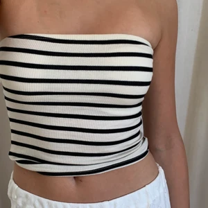 Randig bandeau topp - Randig tubtopp 🤍 använd fåtal gånger 🤍 komtakta mig för billigare frakt SÄLJER FLER LIKNANDE TOPPAR