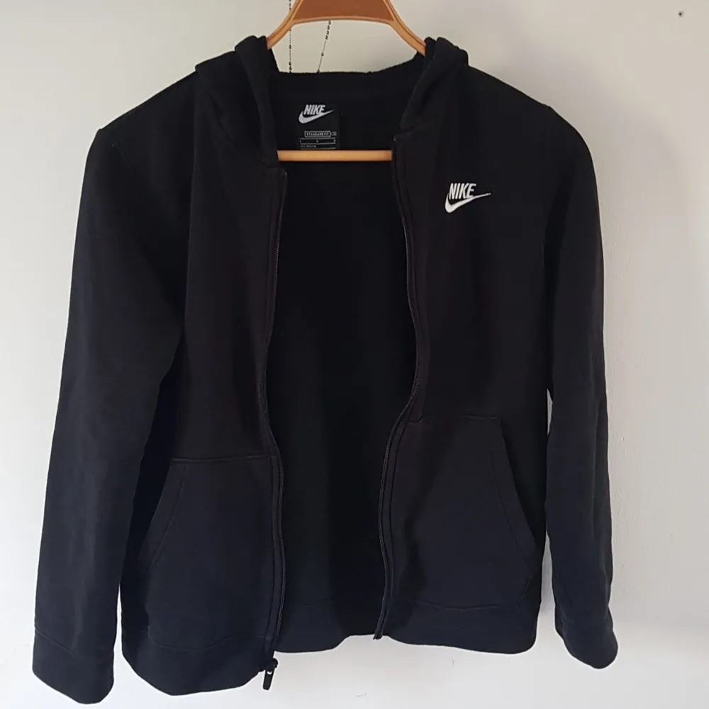 Säljer den här nike koftan i standard fit för 200 kr. Passar både tjej o kille. Den här koftan passar till vilken outfit som helst skulle jag säga. Den är använd ett par gånger.. Tröjor & Koftor.