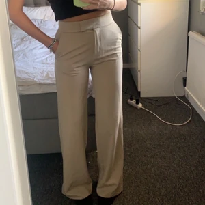 Kostymbyxor  - Mina beiga kostymbyxor som är från hm, aldrig används 