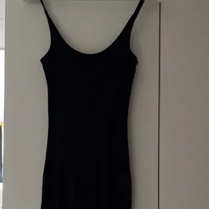 Figursydd klänning - Svart figursydd klänning från bikbok i storlek xs men sitter som en s! Under knäna