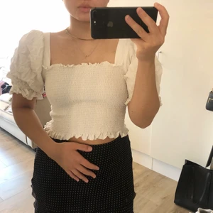 Vit topp H&M storlek S - Superfin vit topp från H&M med puffärmar i storleken S✨ 