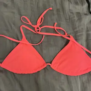 Snygg bikiniöverdel från H&M, aldrig använd✨ Köparen står för frakten som är exkluderat från priset✨