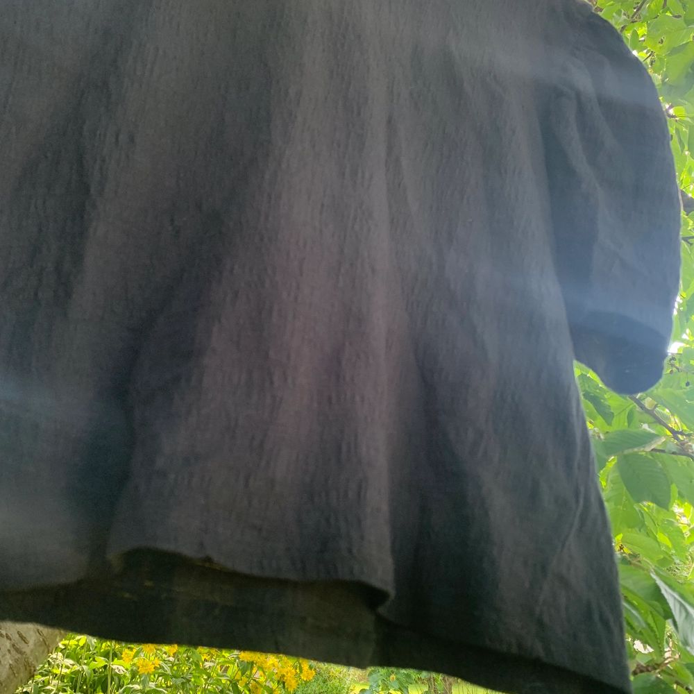 Söt, svart Blus/T-Shirt med liten puffärm från Cubus storlek L. . Blusar.