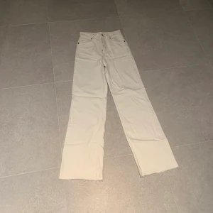 Sjukt snygga vita Zara jeans  - Säljer mina oanvända vita Zara Jens💕 köpa förra sommaren och säljs eftersom de ej kommit till användning.💕 byxorna funkar både perfekt till en festligare topp och till vardags💕🥰