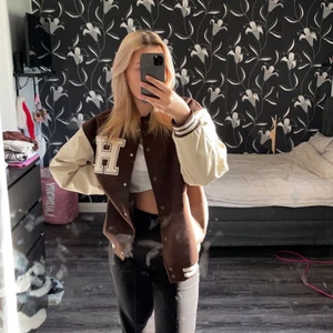 Jacka - Hej! Jag säljer denna jätte fina jacka ifrån H&M använd endast 1 gång så den är i nyskick. Jackan är i storlek S. Nypris på jackan är 499kr jag säljer den för 150kr🥰