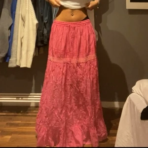 Linnekjol - Säljer min rosa linnekjol då den ej kommer till användning 😇storlek S och är för lång för mig som är 162cm , de går att justera midjan osså<3 säljer för 150kr, vet inte vart den är ifrån 