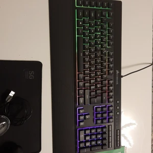 Corsair gaming k55 keyboard  - Den e vattentät har använt bara 3 gånger och den är i jätte bra skick