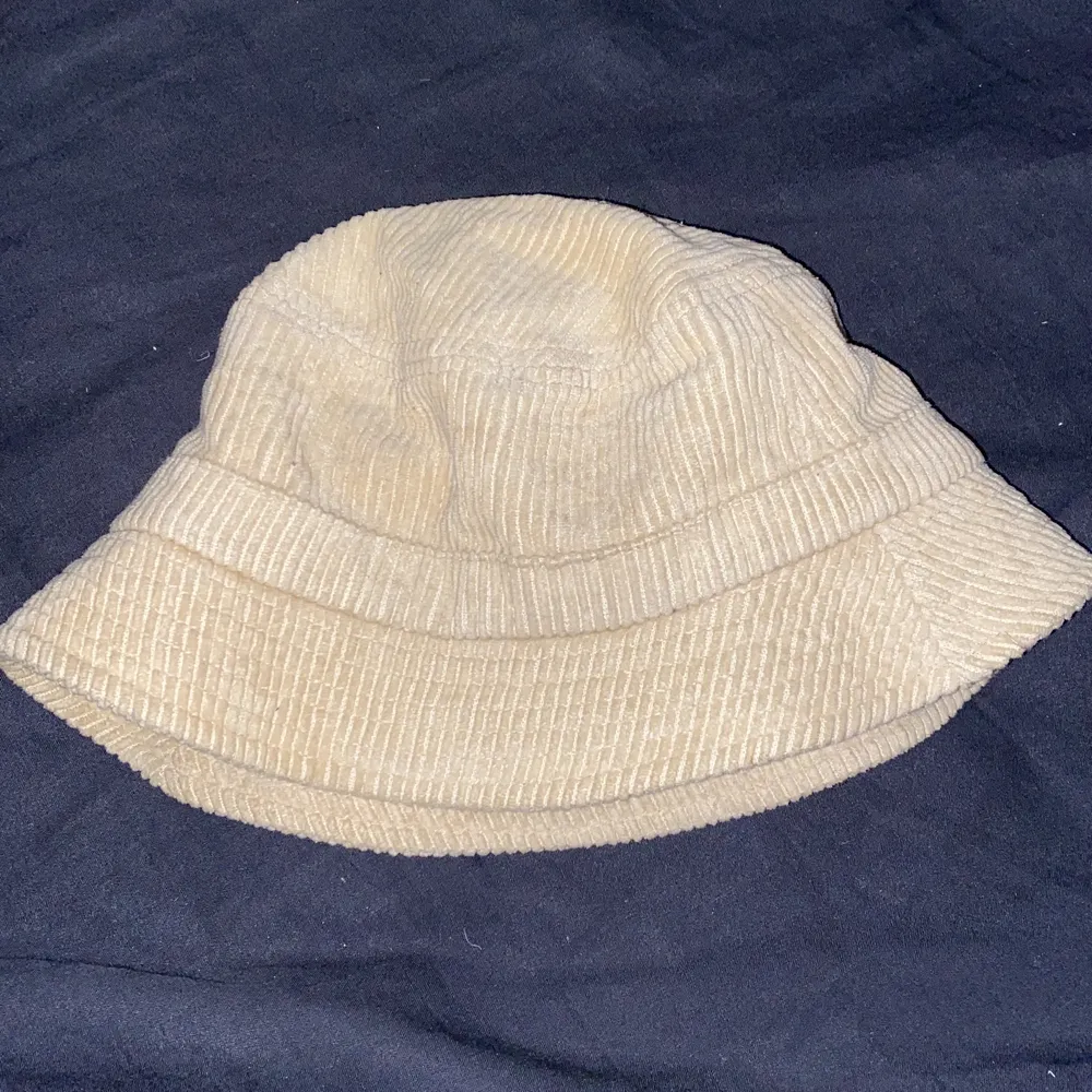 Säljer denna söta bucket hat från Ginatricot, använd ganska mycket men den är i bra skick och utan defekter. Köpte på rea för 99kr om jag minns rätt💗. Accessoarer.
