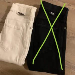 Jeans - Dr denim jeans höga använda 1 gång stl xs strechiga super fina . Vita modell Lexy 🌸 SVARTA ÄR SÅLDA