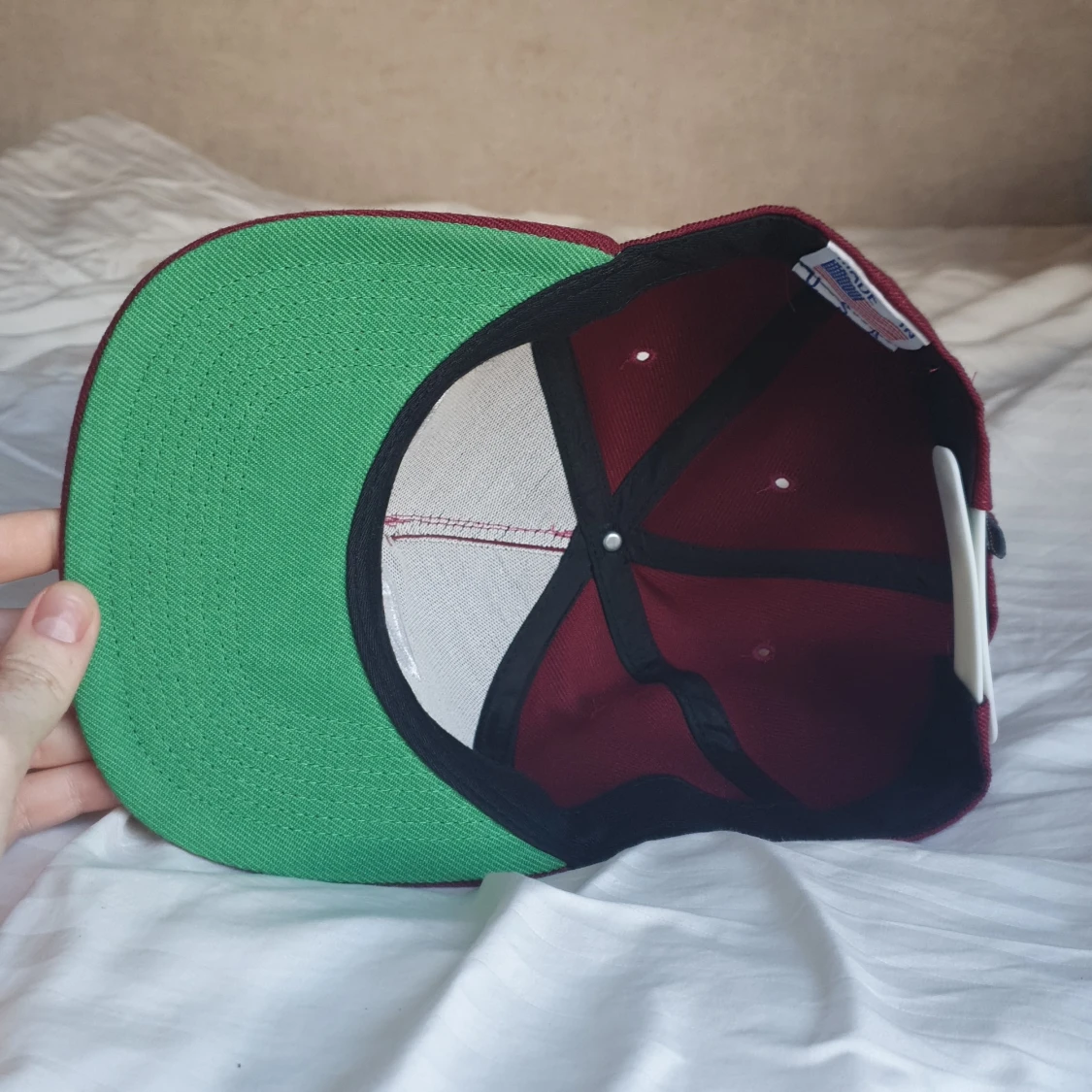 Keps/Snapback med diamant - 90