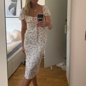 Blommig klänning 🌸 - Säljer en suuuper söt sommarklänning 🌸 