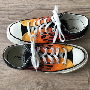 converse - Låga chuck taylor 70s converse med flammor. Knappt använda, därmed är dem i nästan nyskick. 