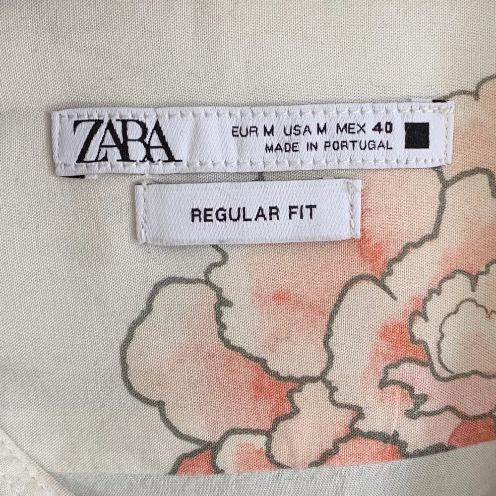 Köpt på Herr Zara storlek M skit snygg men lite för oversize för mig! Vill bara bli av med den. Skjortor.