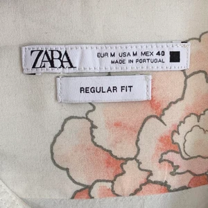 Mönstrad Zara Skjorta - Köpt på Herr Zara storlek M skit snygg men lite för oversize för mig! Vill bara bli av med den