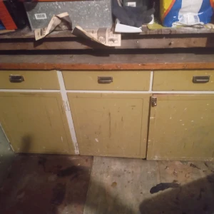 Gammal köksskåp med bänk gröna ,1930-1960 . - Fint gammalt köksskåp med bänkskiva grön och måtten 143x59x81 cm hög. Lådor och underskåp. Hämtas i Skene .Swissbetalning tillämpas alt kontant betalning .