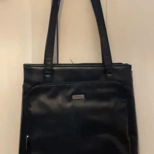 Skinn väska  - En så fin skinn/läder väska med många användbara fack. Jag har aldrig använt den men den är köpt secondhand. Vet ej om det är fejk läder eller riktig men köptes för 250kr. Den är från märket FABRETTI och är i underbart skick! Inga hål eller tecken på slit