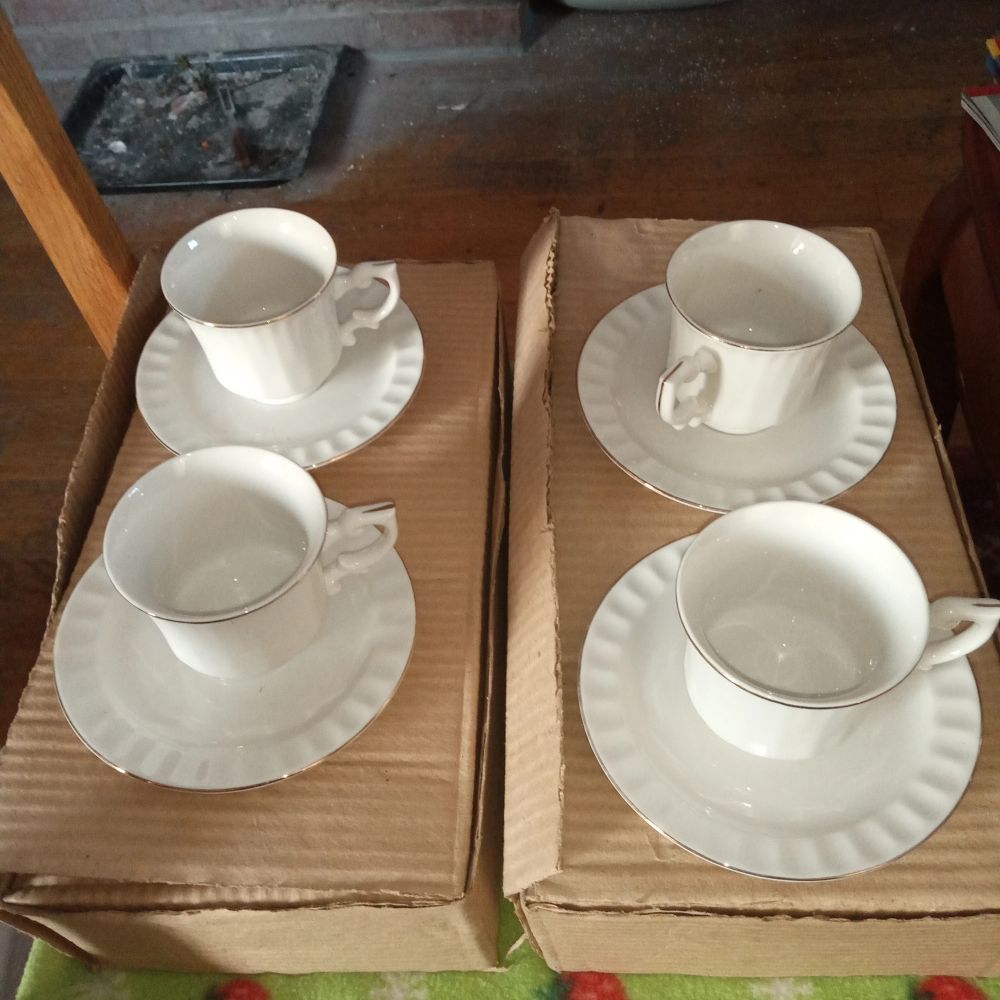 Vit Två set vita kaffekoppar med fat. 12 stycken . | Plick