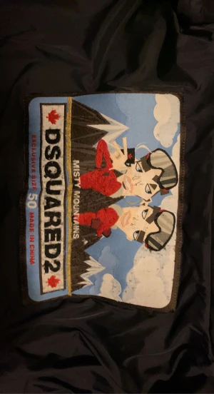 Dsquarde2 vinter jacka  - Hej säljer min dsq2 vinter jacka helt ny typ använde 6 gånger Max den va stor därför vill sälja säljer 11000 nya priset är 14000/15000 men kan diskutera om priset i dm byte bara mot moos jacka med svart Päls annars säljer den 