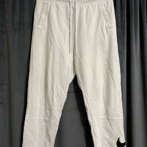 Nike mjukisbyxor  - Vita Nike mjukisbyxor med svart Nike logga. Använda några gånger men fortfarande i bra skick. Storlek L.  Pris kan diskuteras. Köparen står för frakten. Betalning sker via Swish.