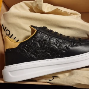 Louis vuitton Beverly Hills trainers - Äkta så klart. Louis Vuitton Beverly hills trainers helt ny. Size 44. Köptes från LV Köpenhamn. 