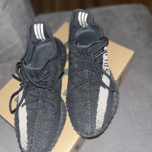 YEEZY BOOST 350 - Äkta YEEZY boost 350 v2 Använda fåtal gånger korta sträckor. Kan ses som nya. Finns kvitto  Köptes i Göteborg 