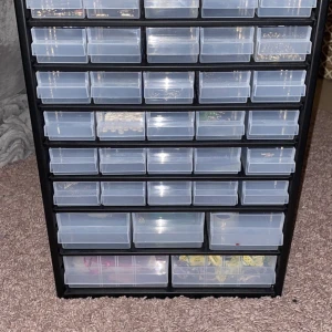 Okej  -  Den kostar 500 kr plus frakt frakt kostar 50 kr och jag har använt dem bara i ett år Den är svart färgen och den har lådor