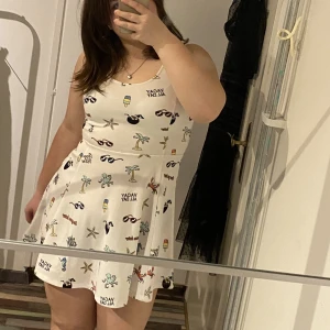 Sommar klänning - Klänning med somriga saker på. Jätte nice tyg och längd