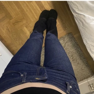Lågmidjade jeans  - Lägger upp annonsen igen!  Fina jeans från hm i storlek xs🙌 Långa och bra material som formar kroppen fint, säljer för jag har flera liknande!  220kr + frakt💕💕 Skriv privat för frågor 