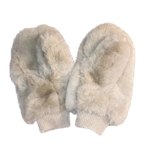 Fluffiga vantar - Säljer mina stora fluffiga vantar då jag inte använt dom på ett tag. Det är knappt använda och som nya.