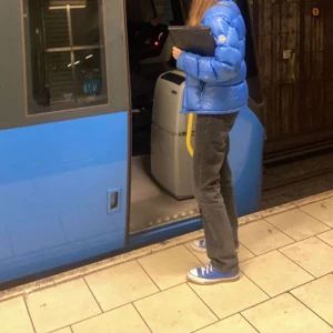 Zara Jeans - Säljer dom populära Zara mid waist jeansen🙏🏻 Grå/svarta och sitter så snyggt i midjan och perfekt långa! Jag är 169. Inga defekter! (Fläckarna är på spegeln, inte byxorna🫶🏻)