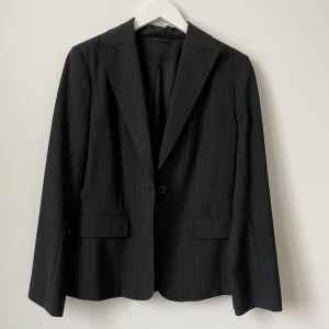  Blazer Kavaj Pinstriped  - Kritstrecksrandig kavaj köpt på second hand, stl 38. Burits lite löst av mig som vanligtvis är en XS-S. Fint skick. 