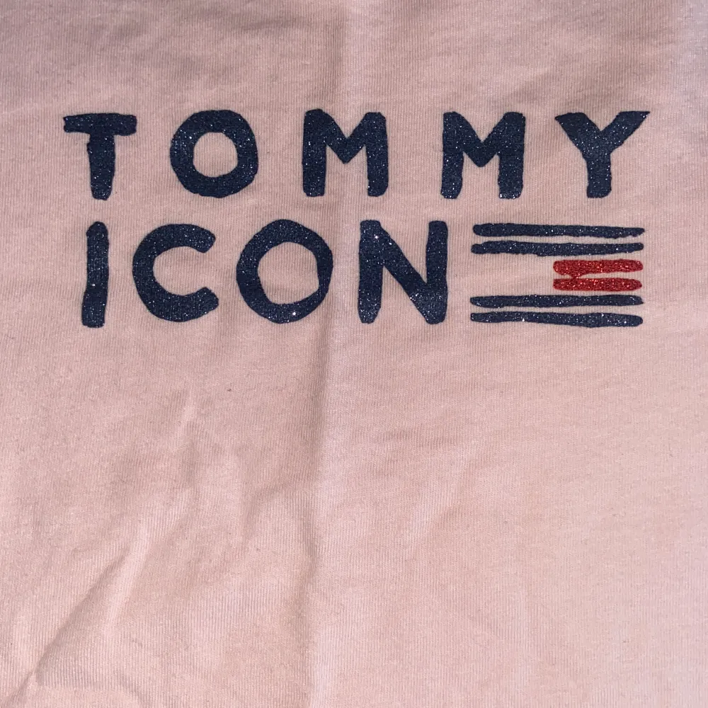 Tommy hilfiger t-shirt! strl: 152 Sparsamt använd i bra skick. T-shirts.