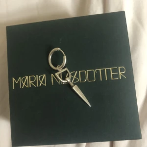 Maria Nilsdotter örhänge - Sälje mitt supersnygga Maria Nilsdotter örhänge. Ganska använt så därav priset eftersom det har blivit aningen oxiderat. Nypriset är 2295 kr❤️Kontakta mig för mer info💘Maria Nilsdotter Ask ingår❤️
