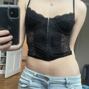 korsett - svart korsett topp med spets😍
