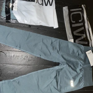 ICIW Define Seamless Tights Jungle Green - Säljer nu julklappen jag glömde skicka tillbaks pga fel storlek. Endast testade, legat i original påsen tills nu djur och rökfritt hem.  STORLEK M Kan skickas vid överenskommelse  Finns i Linköping 