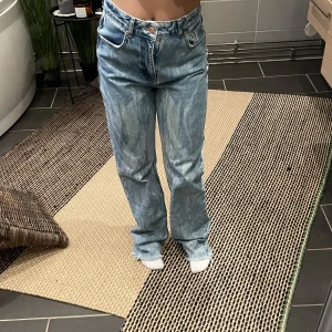 Blekta jeans - ⚠️(Intressekoll)⚠️Ett par riktigt coola blekta jeans (dem ska se ut så här)!! Dem är från NA-KD och sitter lågmidjat dem är lite stora för mig så jag drar oftast ner dem för dem ska se baggy ut men oavsett är dem riktigt snygga! Du står för frakten💕