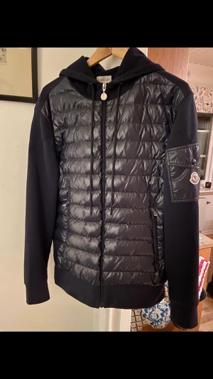 Moncler hoodie - Storlek large🔥 Grymt skick! Kvitto ifrån nk samt qr finns  Skriv för fler bilder samt frågor  Byten kan vara intressant🫵🏽