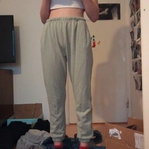 Grön byxa  - Gröna mjukisar storlek S 