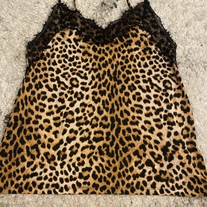 Leopard Linne - Helt oanvänd, köpt den new Yorker<3 Den har spännbara band :3