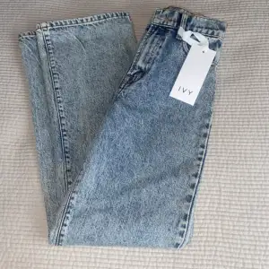 Helt nya ivy jeans! Aldrig använda endast testade. Säljer för att de ej har kommit till användning. Orginalpris: 1299