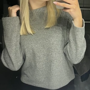 Stickad tröja Zara - Grå stickad tröja storlek S (sticks ej, bra skick, ej nopprig) TRYCK EJ PÅ KÖP NU!!! 