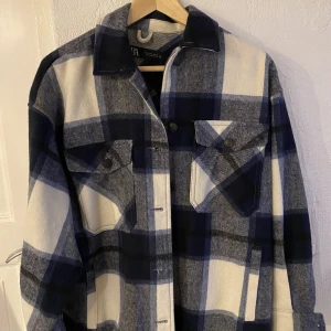 Zara rutig jacka - Säljer min jacka från Zara i storlek small som är i nyskick exklusive frakt. Fick den för ca 2 år sen och har använt den ca 1-2 gånger sedan dess. 