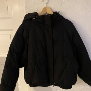Zara dunjacka - Säljer min svarta dunjacka från Zara i storlek small. Jackan är i bra skick utan några defekter