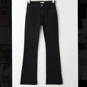 Gina tricot jeans - Svarta bootcut jeans från gina tricot endast använda 1 gång nyskick 💕💕