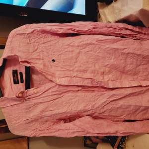 Linneskjorta från Morris, i så fin rosa färg, behöver strykas 😵😂 M/L  100%linne