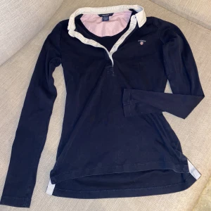 Vintage tröja från Gant🦋💕 - Supersnygg och classy tröja ifrån Gant. Inköpt för 1000 kr. Strl S💕